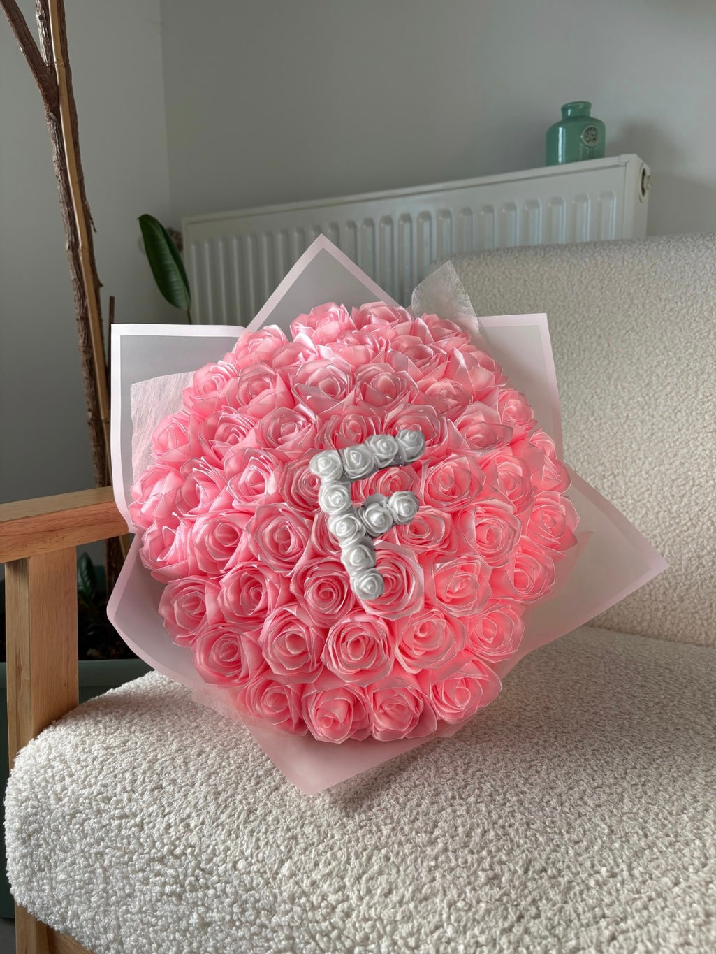 Bouquet de 50 Roses en Satin avec Initiale