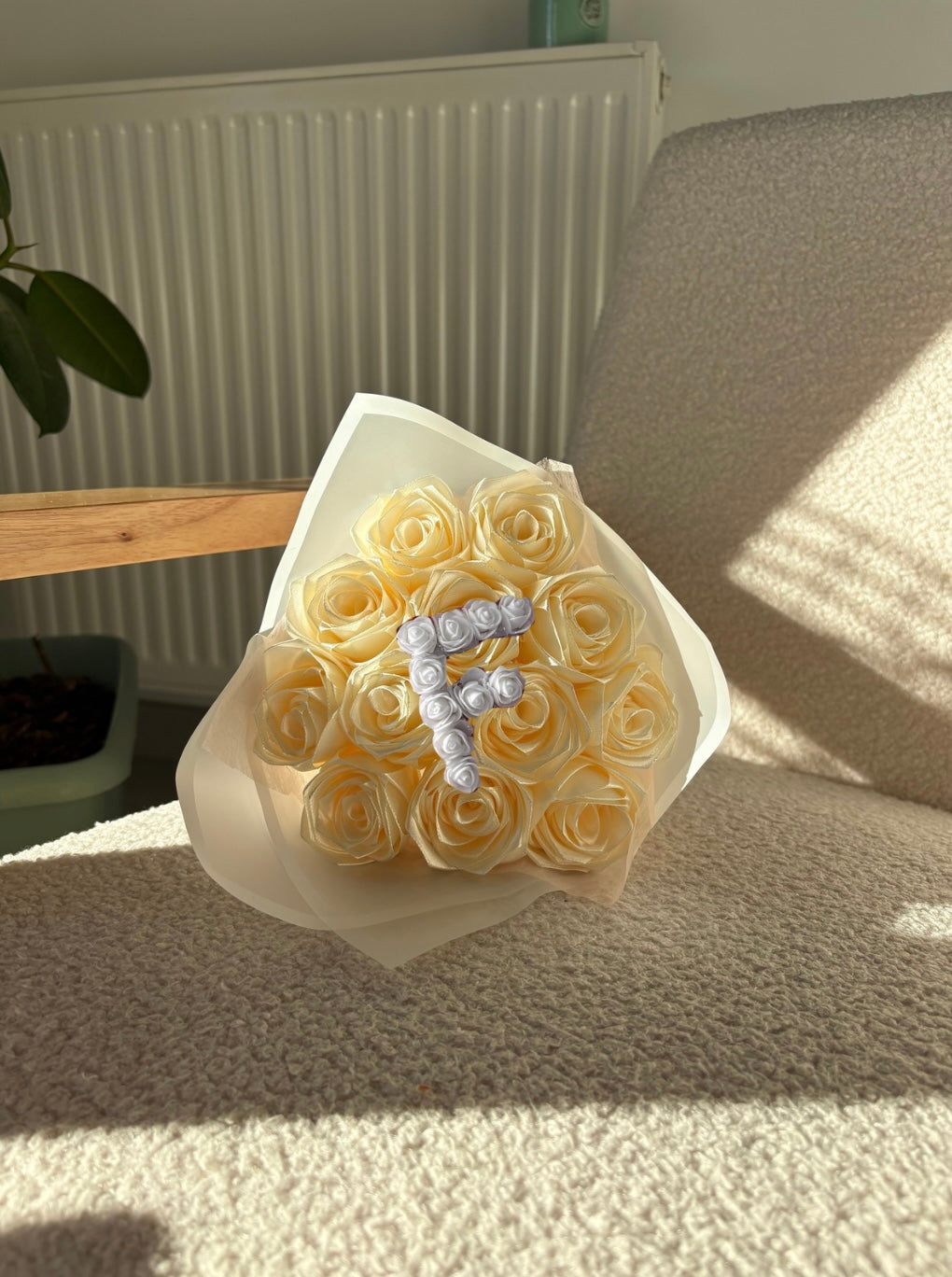 Bouquet de 12 Roses en Satin avec Initiale