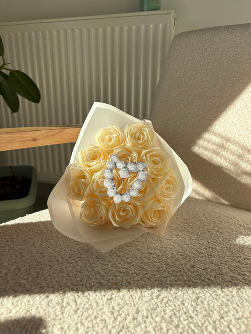 Bouquet de 12 Roses en Satin avec Initiale