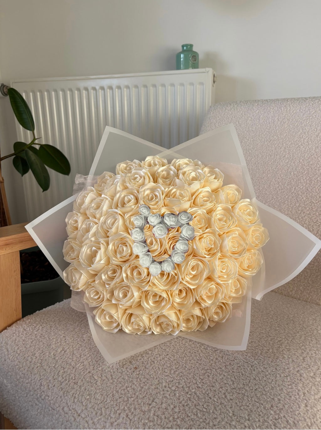 Bouquet de 50 Roses en Satin avec Initiale