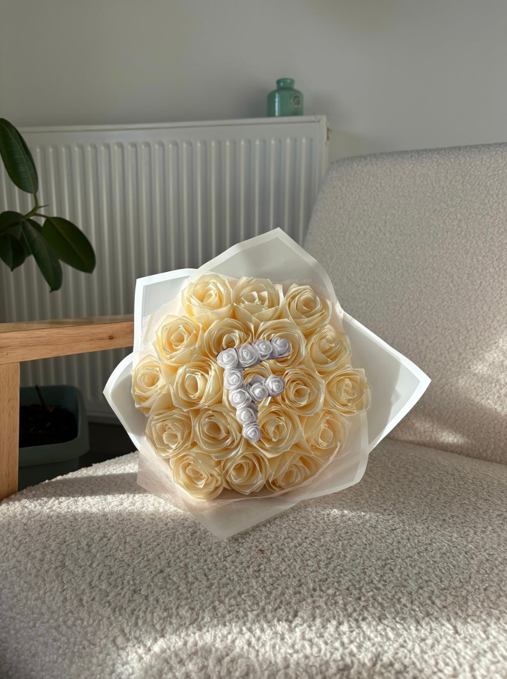 Bouquet de 19 Roses en Satin avec Initiale