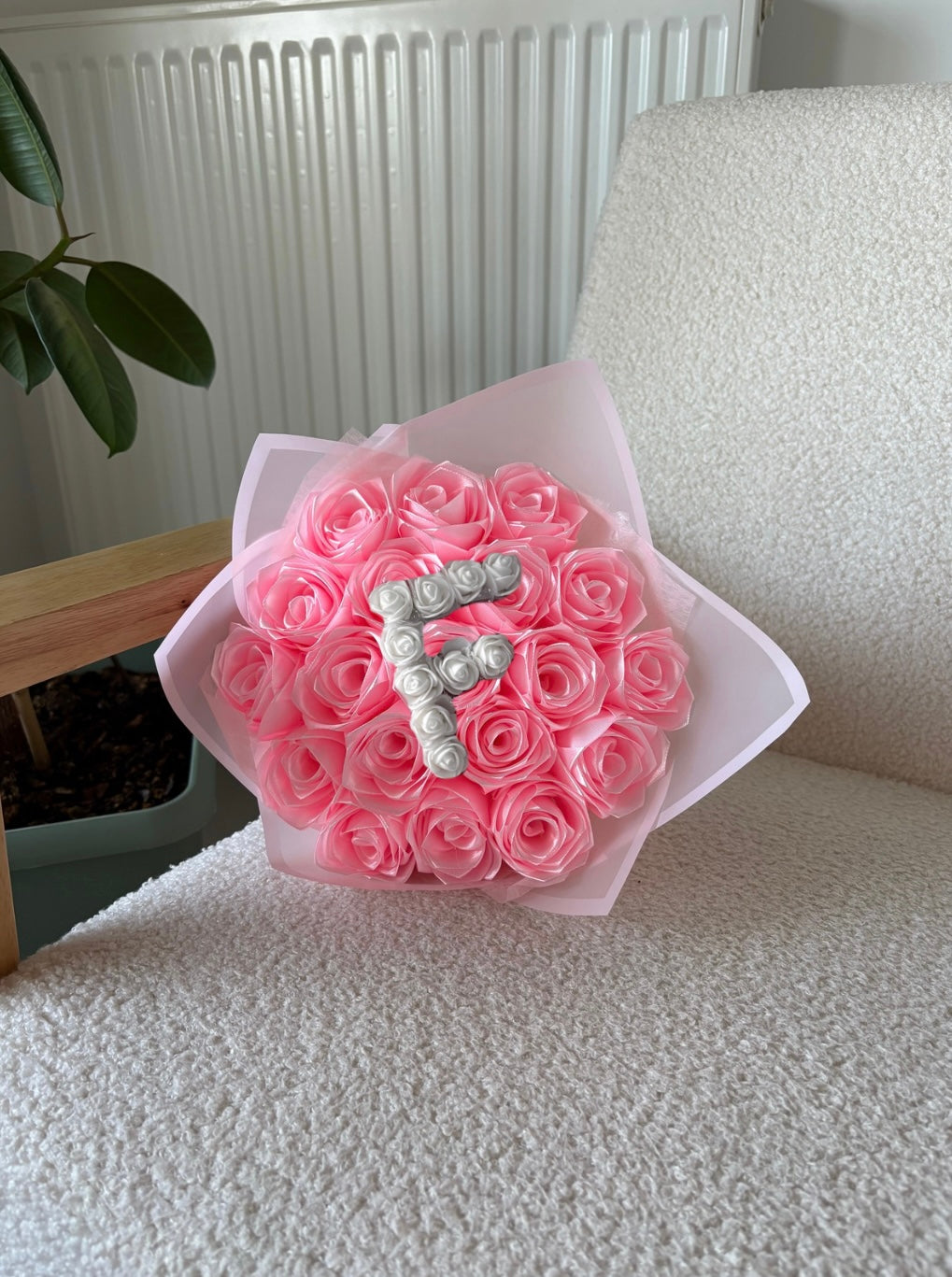 Bouquet de 19 Roses en Satin avec Initiale